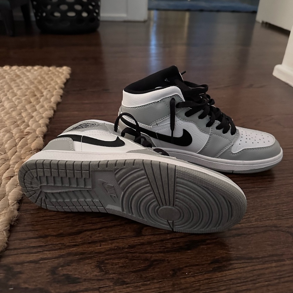 Air Jordan 1 mid light smoke grey sneaker